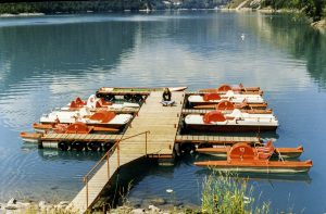 Découvrez la base nautique du lac du Chambon, à l'entrée de la vallée du Ferrand et au pied des 2 Alpes. Au programme: canoé, kayak, paddle, pédalo.